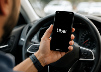 Uber anuncia demissões e acelera reestruturação em meio à corrida por IA